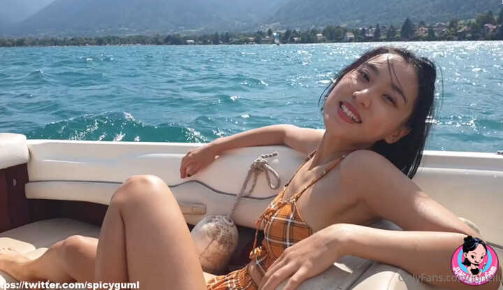 Let's go on vacation by the sea and play in the crystal-clear waters