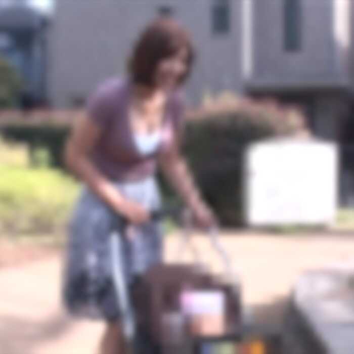 [FC2] Busty Single Mom Brings Her Child to the Filming Location: Forbidden No-Morals Creampie Sex Next to the Stroller [FC2-PPV-4899642]