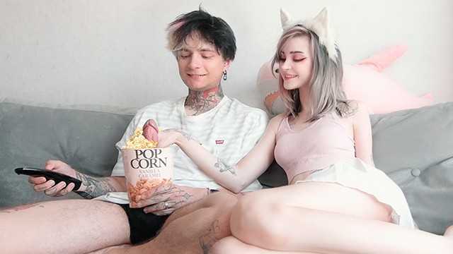 Invited a girl friend to watch a movie with a surprise - pinkloving ????